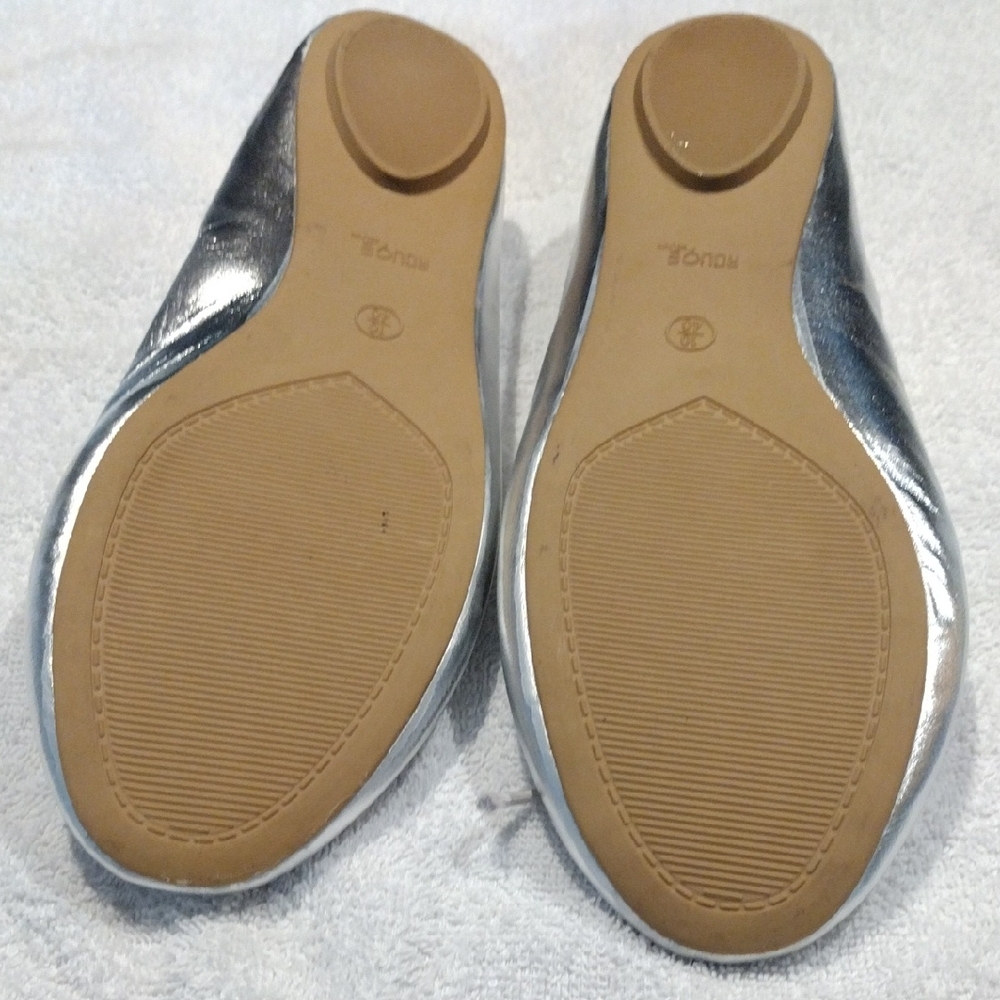 Rouge. Classic And Comfortable Silver Ballet Flats - Picture 3 of 4